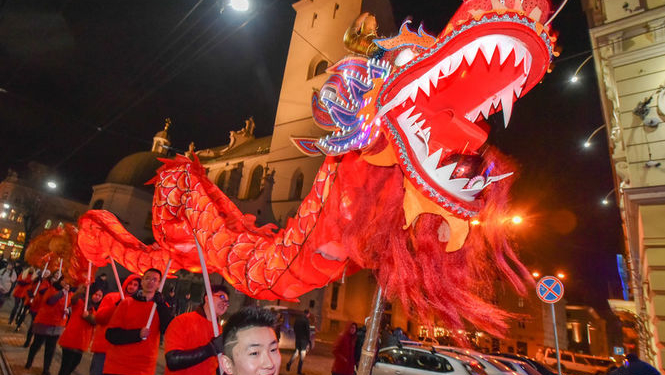 Кого клюнет огненный петух. В Китае началось празднование нового года