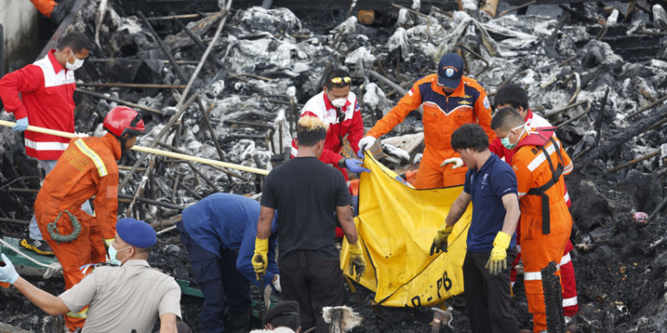 В Индонезии сгорело прогулочное судно. 5 погибших, много раненых