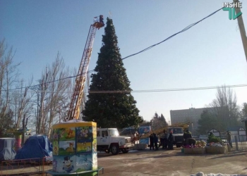 Праздники кончились: в Николаеве демонтируют Главную городскую елку