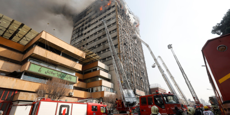 В Тегеране обрушилась горящая высотка. Под завалами погибли 30 пожарных