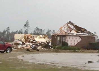 В США в результате сильных ураганов и торнадо погибли 15 человек