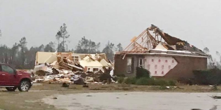 В США в результате сильных ураганов и торнадо погибли 15 человек