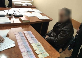 В Березанке прокурору пытались дать взятку. Не взял
