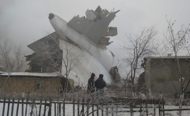 Жертв падения грузового турецкого самолета на жилые дома в Киргизии уже 37