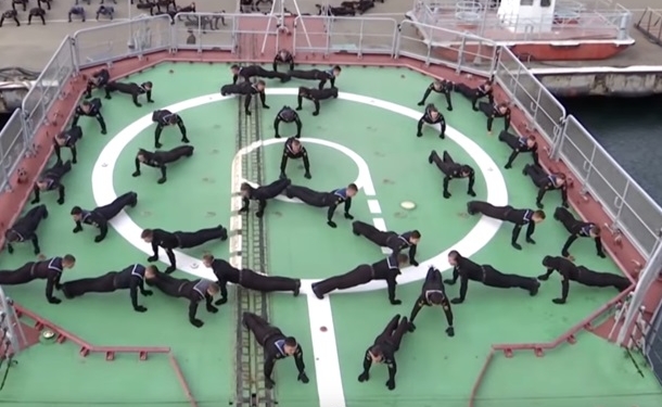 Офицеры ВМС вместе с вице-адмиралом сформировали живой герб и отжались в рамках флешмоба #22РushUpChallenge