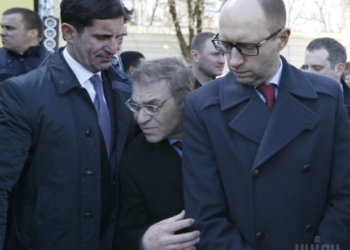 Новое в деле Пашинского. Жена раненого уложила нардепа на асфальт рядом с мужем