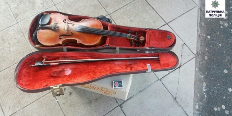 Уличный скрипач-наркодилер? В Николаеве такого распространителя задержали впервые