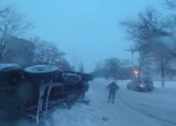 На пр.Центральном в Николаеве перевернулась хлебовозка – машина до сих пор на летней резине