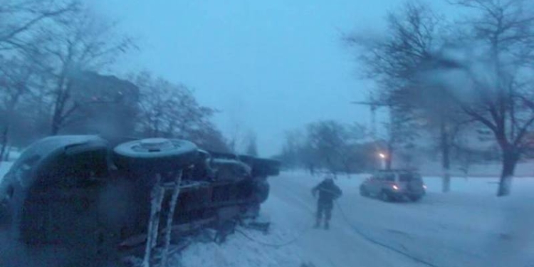 На пр.Центральном в Николаеве перевернулась хлебовозка – машина до сих пор на летней резине