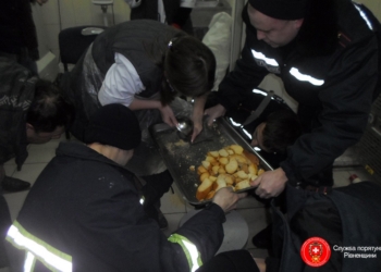 В магазине «СИЛЬПО» в Ровно спасатели освобождали руку 19-летней работницы из мясорубки