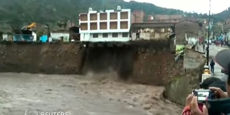 В Перу отель упал в пропасть после проливных дождей