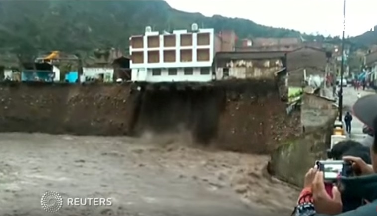 В Перу отель упал в пропасть после проливных дождей 1