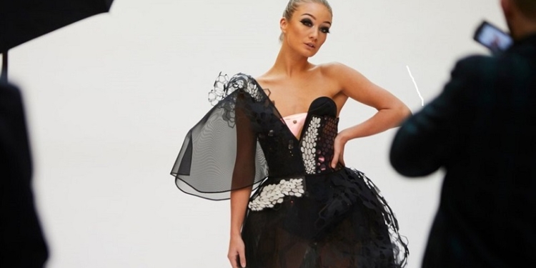 Меняет цвет, как вдох-выдох. Платье-индикатор из графена создали англичане