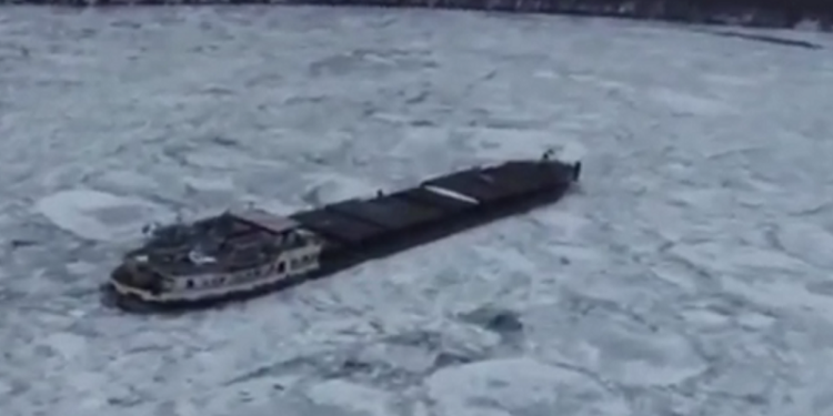 В Румынии на Дунае замерз сухогруз. Оказавшийся в ледяном плену экипаж подкармливают с воздуха