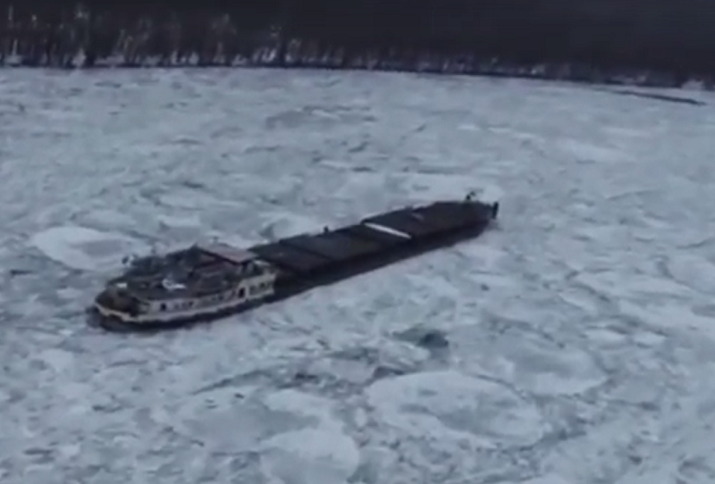 В Румынии на Дунае замерз сухогруз. Оказавшийся в ледяном плену экипаж подкармливают с воздуха 1