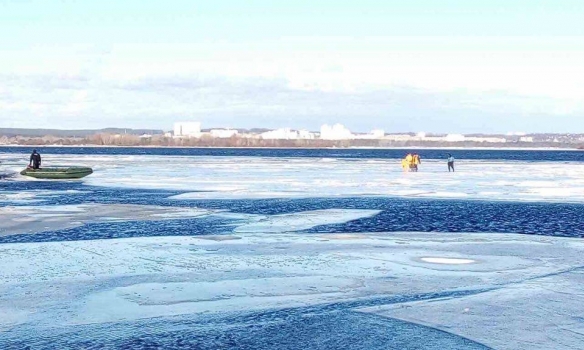 В Киеве 22 рыбака оказались на отколовшейся льдине