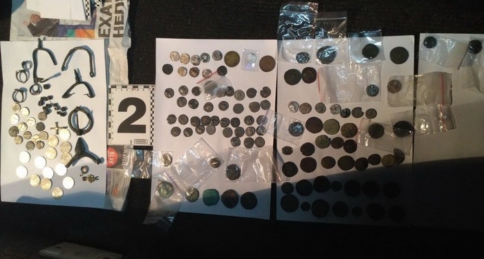 Старинный меч, 136 монет. СБУ задержала международных контрабандистов древностей