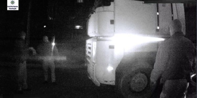 Пьяного дальнобойщика без прав патрульным Николаева пришлось доставать из кабины