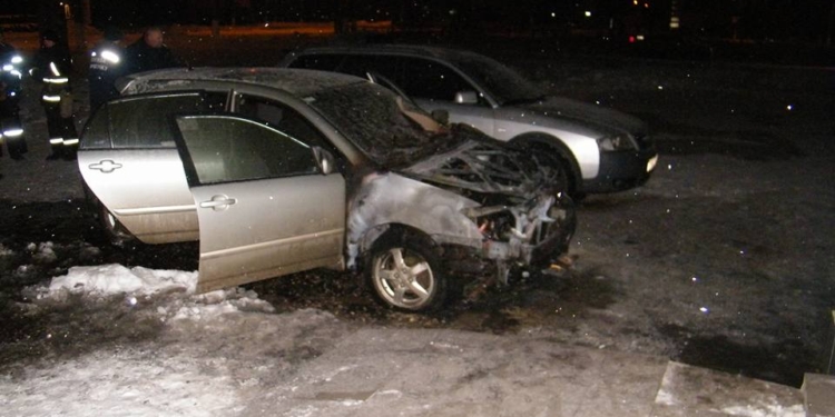 На проспекте Героев Украины должны были сгореть две машины? Николаевская полиция подозревает поджог