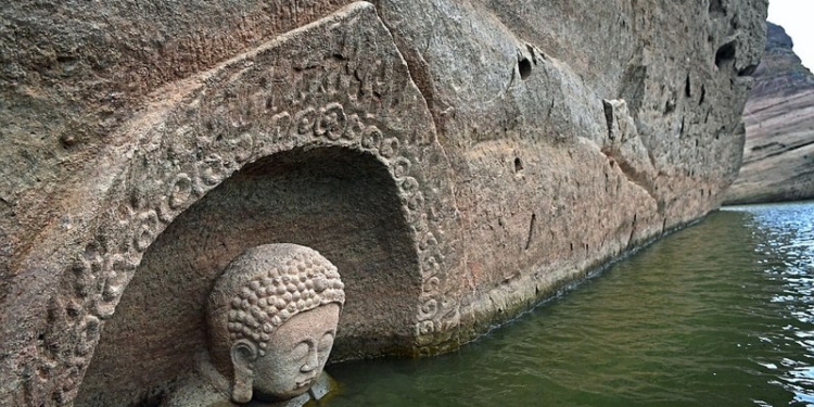 Тайна скрытого Будды: в Китае обнаружилась давно утерянная каменная статуя божества