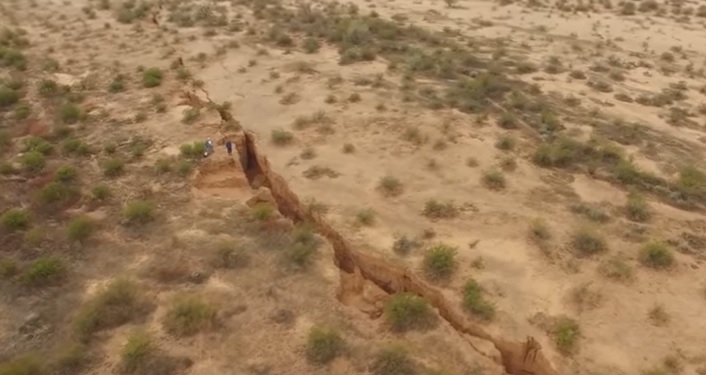 Земля трещит по швам. Теперь гигантская трещина появилась в пустыне