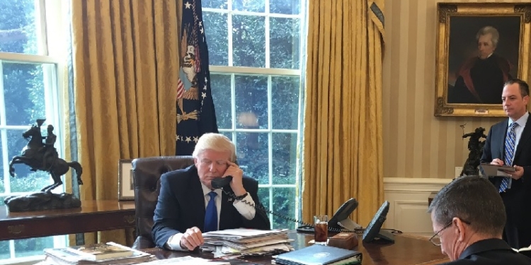 Трамп позвонил Меркель и Путину