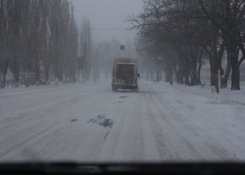 Николаев справляется со снегопадом. Отдельное спасибо водителям, убравшим авто с обочин, от КП «ЭЛУ автодорог»