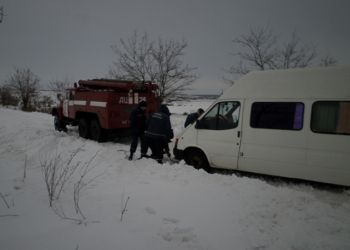 На Николаевщине спасатели четырежды доставали авто из сугробов
