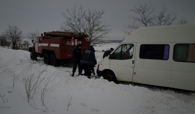 На Николаевщине спасатели четырежды доставали авто из сугробов