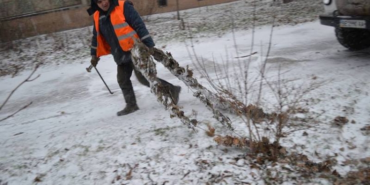 Чистка канализации в снегопад – еще то «удовольствие»: работники «Николаевводоканала» и аварии будут устранять, и дороги от снега расчищать