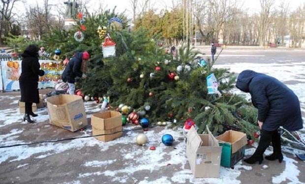 В Переяслав-Хмельницком упала новогодняя елка