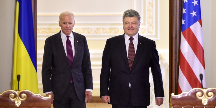 На США надейся, РФ не бойся и помни: “Ніхто, крім нас”. Итоги совместного брифинга Порошенко-Байдена