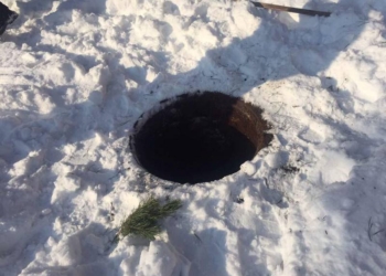 В Николаеве 11-летний ребенок провалился в канализационный колодец и целый час просидел в нечистотах