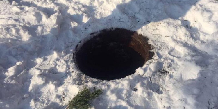 В Николаеве 11-летний ребенок провалился в канализационный колодец и целый час просидел в нечистотах