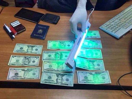 Сессия за $400. Прокуратура за вымогательство задержала профессора