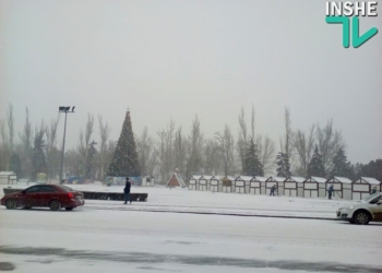 Николаев засыпает снегом: на улицах практически ни души, а вот большегрузы на дорогах попадаются