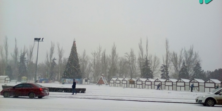 Николаев засыпает снегом: на улицах практически ни души, а вот большегрузы на дорогах попадаются