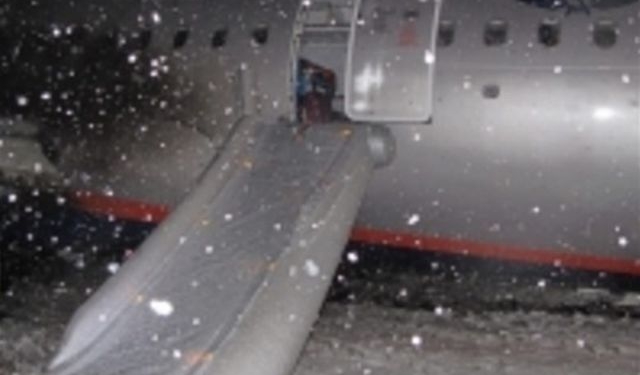 У самолета рейса Москва-Калининград оторвалось шасси. Людей эвакуировали по надувным трапам