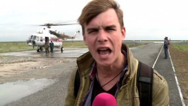 Журналист российского “Дождя” остриг свой чуб в знак протеста против закрытия телеканала в Украине