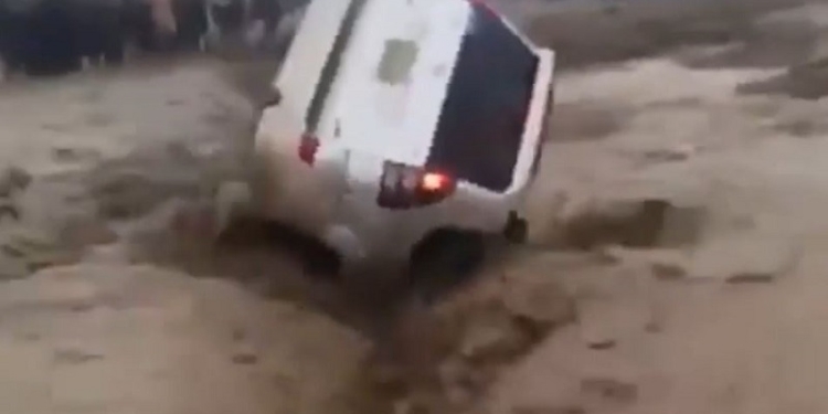 В Пакистане внедорожник засосало в грязевую воронку