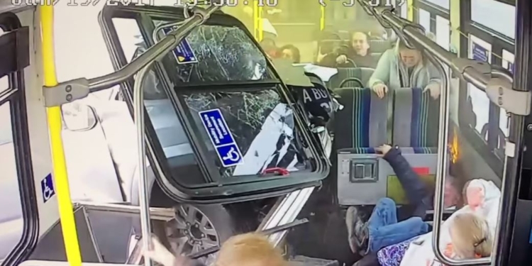 В США пикап влетел в салон автобуса. Есть пострадавшие