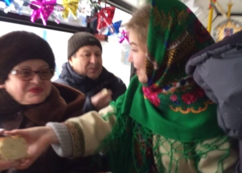 И колядки послушать, и каравая отведать: по Николаеву курсировал «Святочный троллейбус»