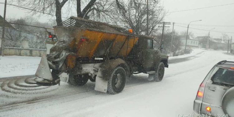 Официально. В Николаевской области дорожные организации переведены на круглосуточный режим работы