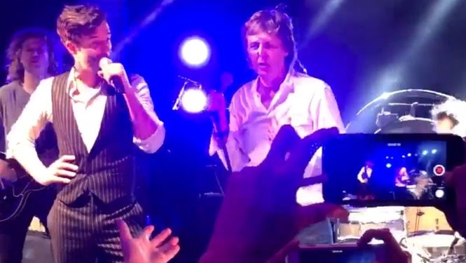 Как умирают легенды. Пол Маккартни вместе с The Killers спел на новогодней вечеринке Абрамовича