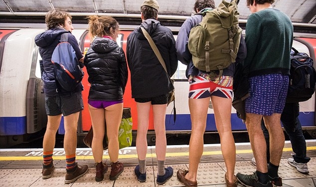 No Trousers On The Tube Day: Лондонское метро «оккупировали» люди в нижнем белье
