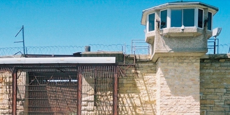 В США девочка заперла себя в тюрьме. Пришлось ломать стену