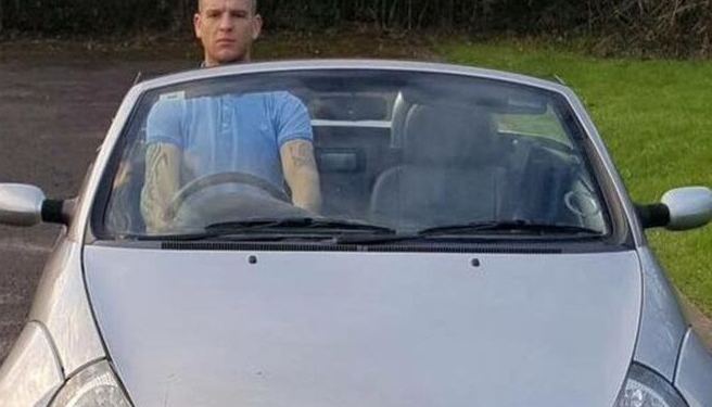 Это я так сижу. Двухметрового англичанина осудили за езду стоя