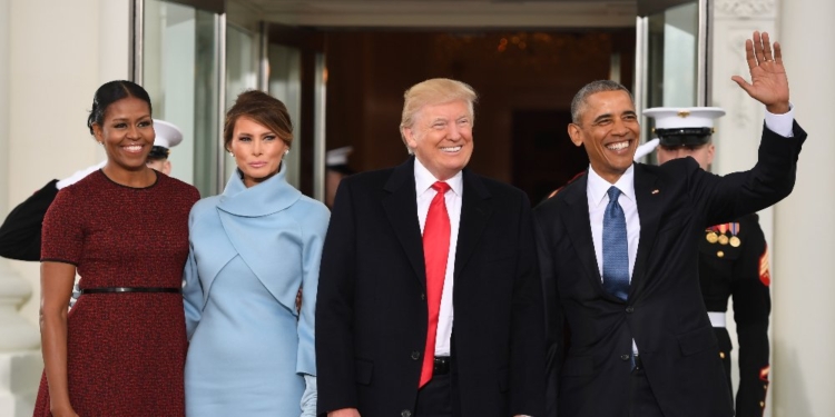 Встреча президентов. Обама и Трамп с женами встретились на пороге Белого дома