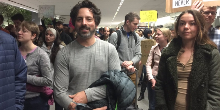 Я тоже беженец, – основатель Google вышел на митинг против указа Трампа