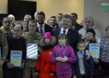 Это мой долг – заботиться о своих воинах, – в Николаеве Президент Порошенко вручил ордера на квартиры участникам АТО